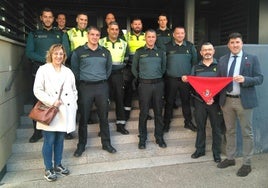 El alcalde calceatense llevó ayer el pañuelo festivo al cuartel de la Guardia Civil.