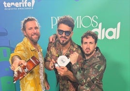 El trío valenciano Bombai con su premio Dial de 2025.