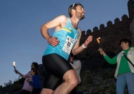 Un atleta llega al Castillo de Clavijo en la edición del año pasado.