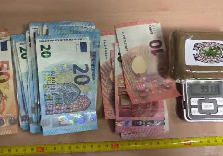 Dinero y droga incautada por la Guardia Civil.
