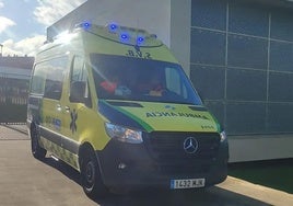 Ambulancia estacionada en el consultorio médico.