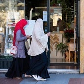 Dos mujeres inmigrantes caminan por una céntrica calle de la capital riojana.
