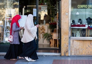 Dos mujeres inmigrantes caminan por una céntrica calle de la capital riojana.