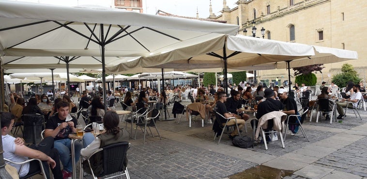 Terrazas en la plaza del Mercado durante la pandemia, a raíz de la cual la actividad no deja de acumular denuncias y quejas ciudadanas.