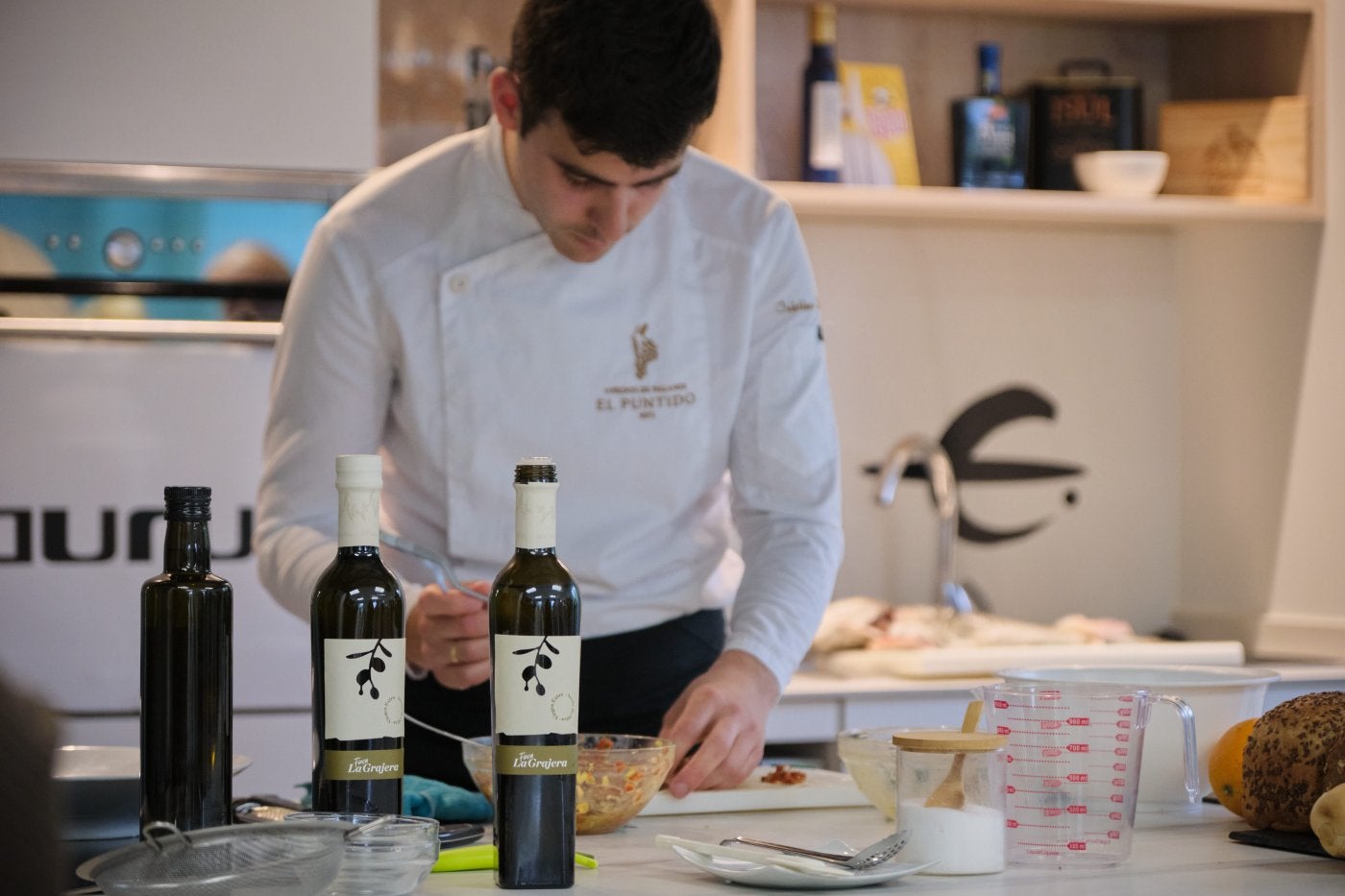Cristian Solana, durante la elaboración del tartar de chorizo, en el showcooking realizó con el aceite como hilo conductor.