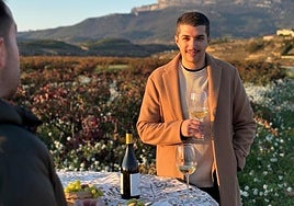 Alejandro Ruiz, disfrutando de un vino en la naturaleza.