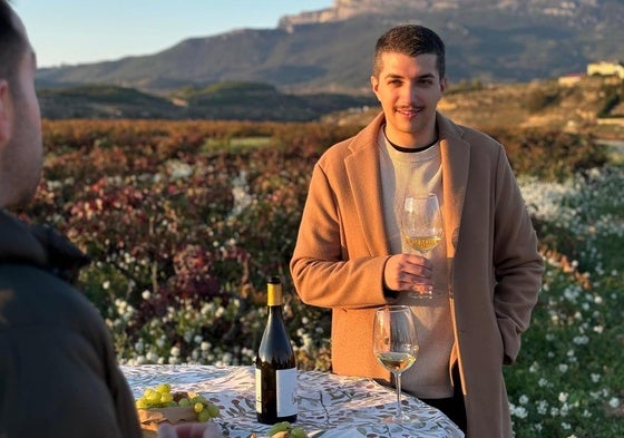 Alejandro Ruiz, disfrutando de un vino en la naturaleza.