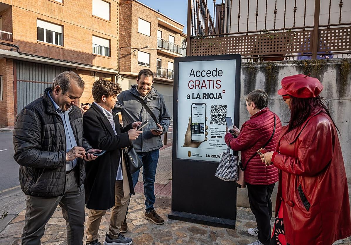 El edil Neftalí García y el alcalde Sergio Ochagavía posan con unos vecinos en la terminal de autobuses.