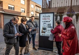 El edil Neftalí García y el alcalde Sergio Ochagavía posan con unos vecinos en la terminal de autobuses.
