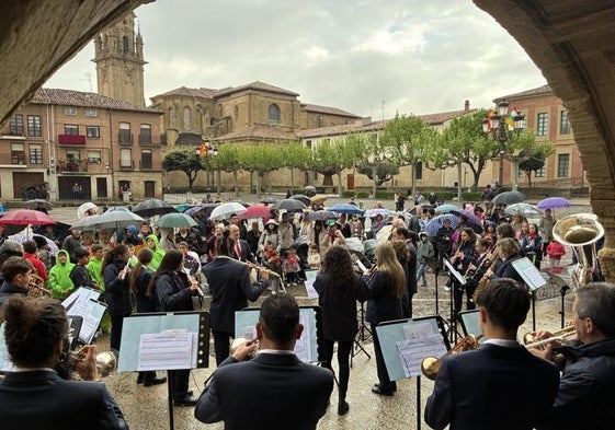 Hubo música de la Banda Municipal de Santo Domingo, pregonera de las Fiestas.