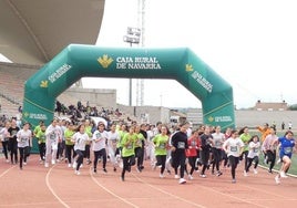 Salida de uno de los grupos en la pista de atletismo.