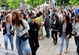 Aspirantes entran a las aulas del IESComercio para examinarse en las oposiciones a maestro de 2024.