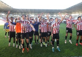 Los jugadores de la SD Logroñés celebran un triunfo con el fondo en el que se sitúan los aficionados en Las Gaunas.