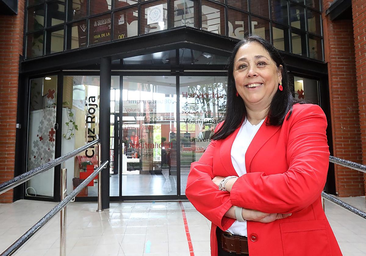 María Eugenia González Gómez, el viernes por la mañana a las puertas de la sede logroñesa de Cruz Roja en La Rioja.