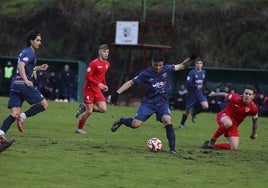 El capitán del Anguiano, Moha, se prepara para chutar al balón sobre el blando tapete.