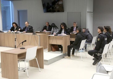 Los acusados, en la sala de vistas de la Audiencia Provincial