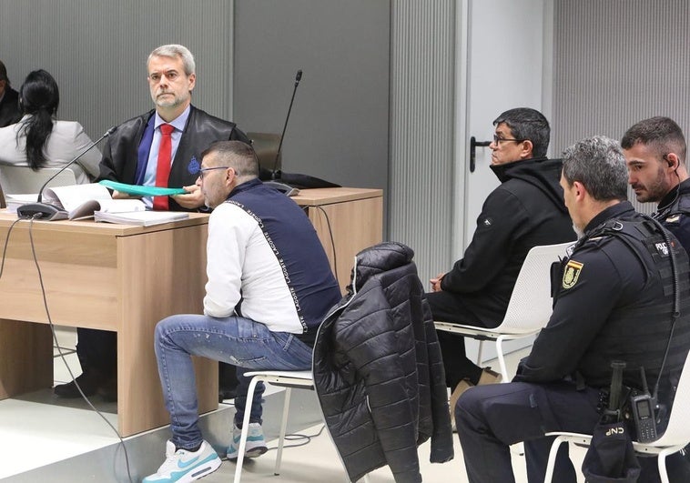 Los acusados, en la sala de vistas de la Audiencia Provincial