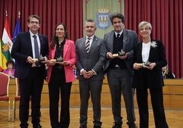 Los representantes de las cuatro ciudades hermanadas, junto al alcalde de Logroño, Conrado Escobar, reciben la 'Estrella de Europa 2025'.