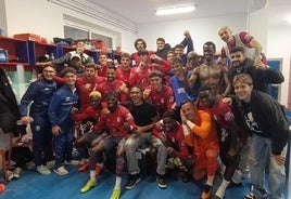 os jugadores del Ávila celebran su triunfo en el vestuario.