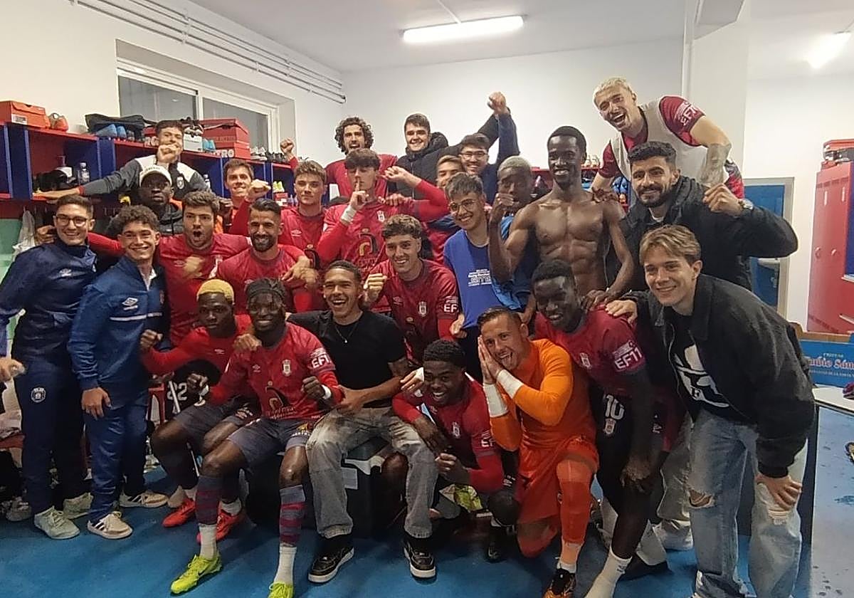 os jugadores del Ávila celebran su triunfo en el vestuario.