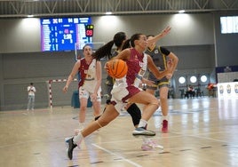 María Llorente avanza con el balón en un partido anterior de la fase de ascenso.