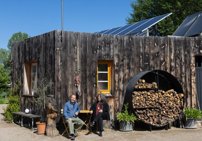 José Luis y Pilar, sentados bajo los paneles solares de La Casa del Agua.