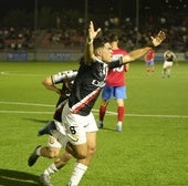 Rubio celebra el gol del empate en Estepona.