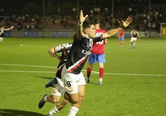 Rubio celebra el gol del empate en Estepona.