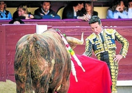 Urdiales muestra la muleta a su toro chorreado en verdugo.