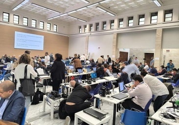 Periodistas acreditados, en la sala de prensa vaticana, durante las jornadas del cónclave.