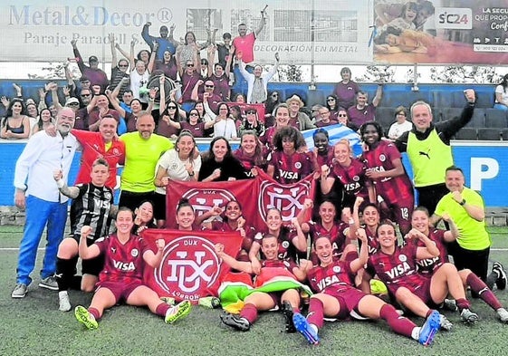 El DUX celebra el pase a la final junto a los aficionados que se desplazaron hasta Lleida para presenciar la eliminatoria contra el AEM.