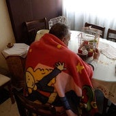 Un hombre sin recursos que no puede poner la calefacción en su casa.