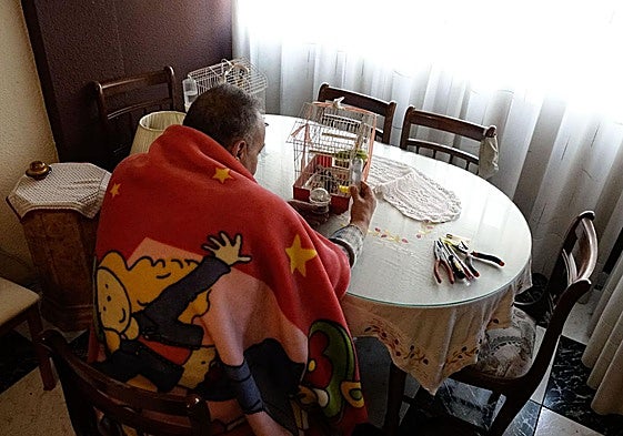 Un hombre sin recursos que no puede poner la calefacción en su casa.