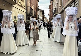 Desfile de las doncellas por las calles de Santo Domingo de la Calzada