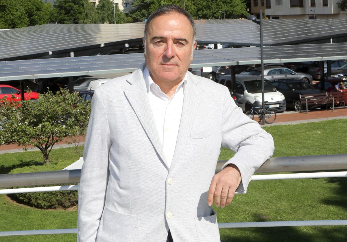 Javier Zurbano, delegado de UNEF en La Rioja, posa ante los paneles solares de la plaza de la Vendimia de Logroño.