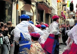 Los danzadores acompañaron a la procesión por las calles de Santo Domingo de la Calzada.