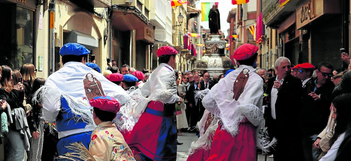 Los danzadores acompañaron a la procesión por las calles de Santo Domingo de la Calzada.