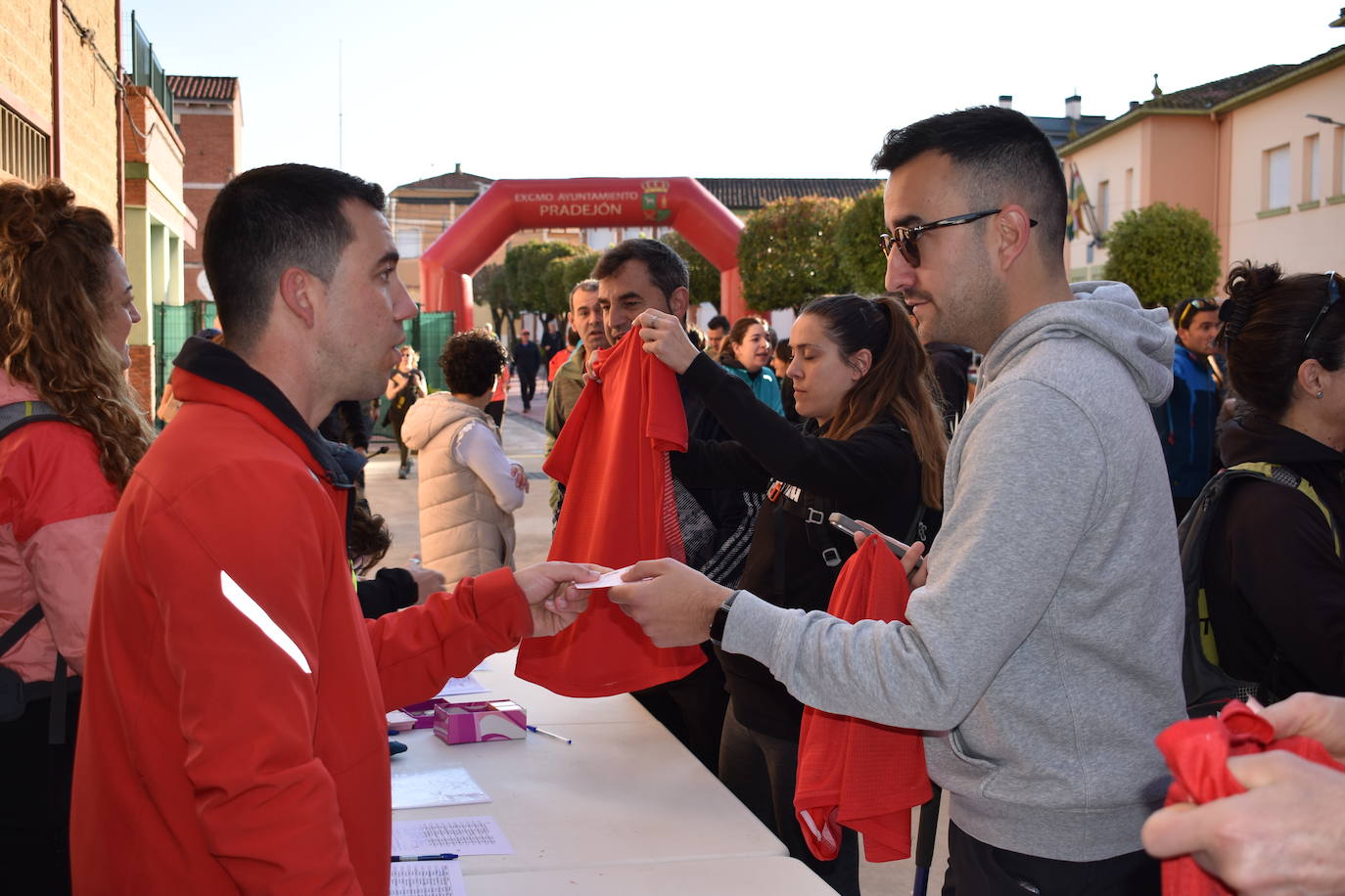 Las imágenes de la marcha senderista en Pradejón