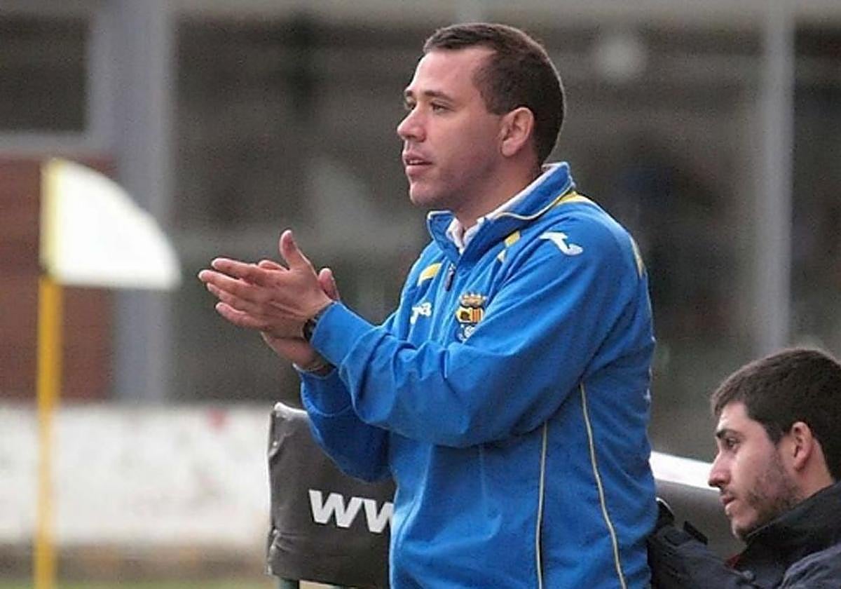 Quque García aplaude a sus jugadores en su etapa en el banquillo del Ebro.