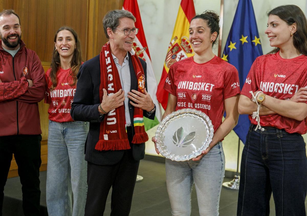 Imagen secundaria 1 - Rececpión del Gobierno de La Rioja al Unibasket.