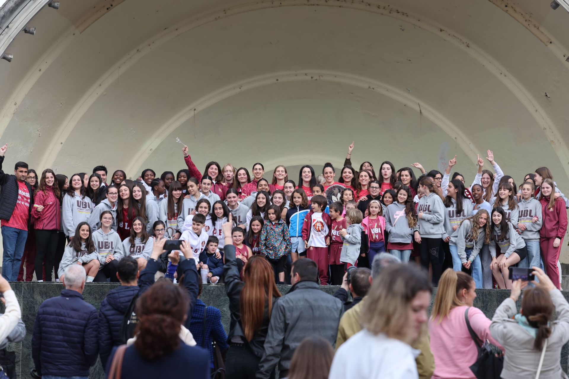 Cánticos, aplausos y abrazos en la celebración del Unibasket en El Espolón