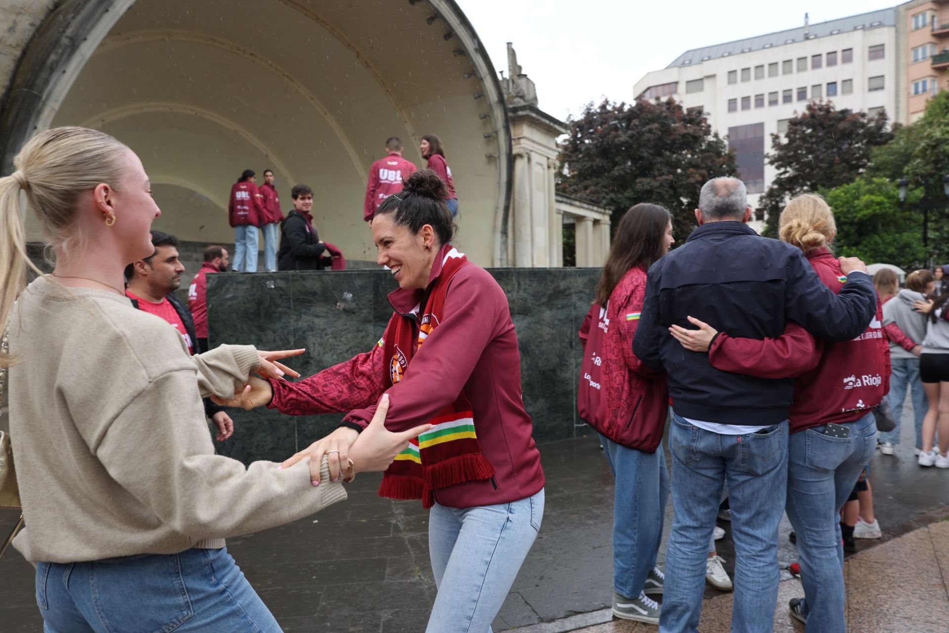 Cánticos, aplausos y abrazos en la celebración del Unibasket en El Espolón