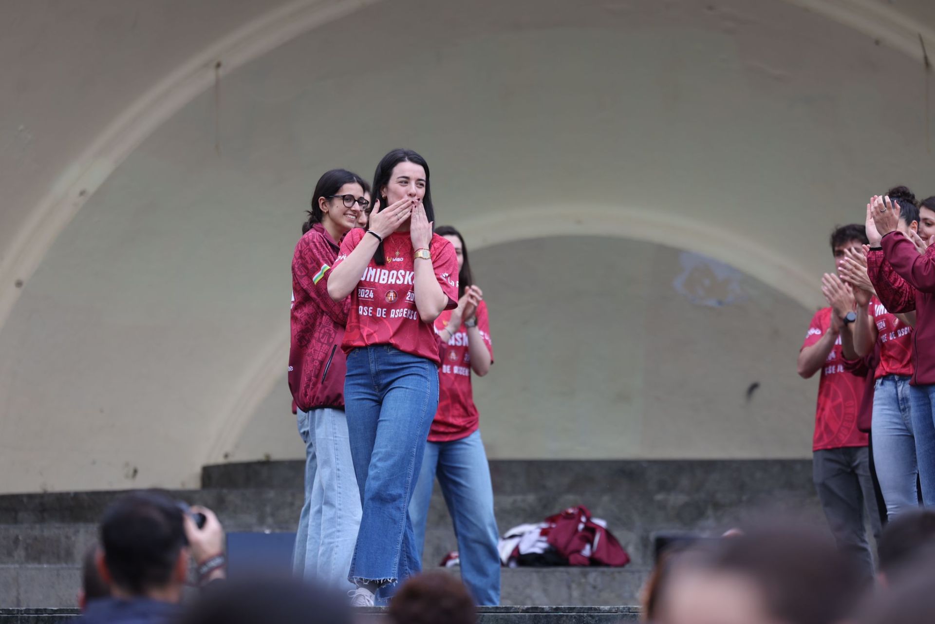 Cánticos, aplausos y abrazos en la celebración del Unibasket en El Espolón