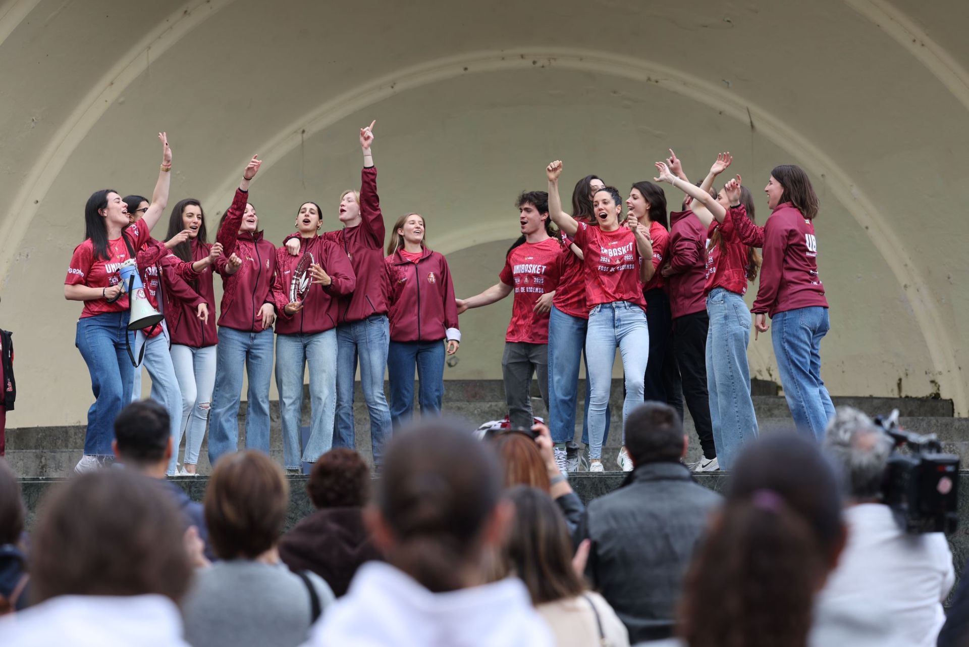 Cánticos, aplausos y abrazos en la celebración del Unibasket en El Espolón