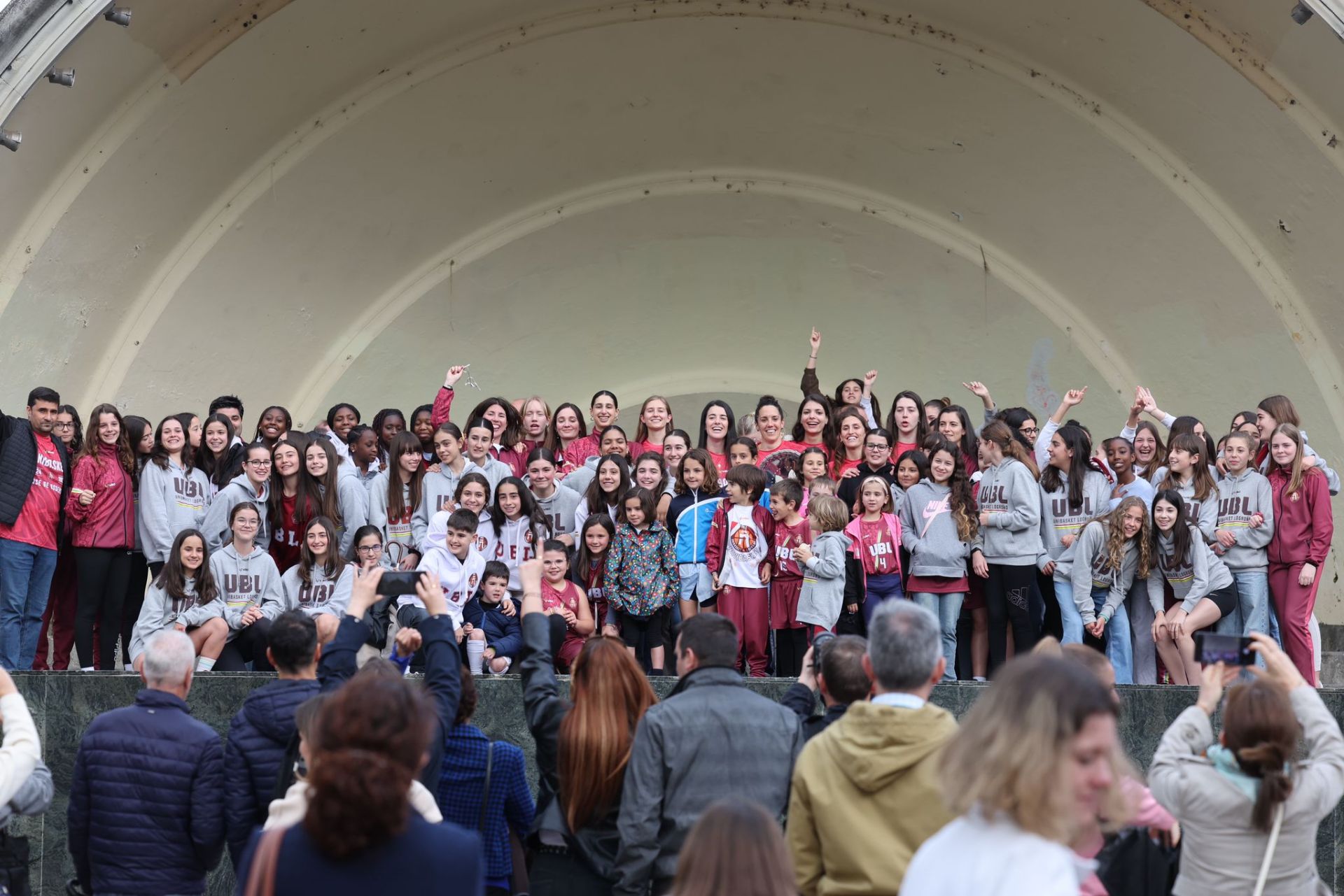 Cánticos, aplausos y abrazos en la celebración del Unibasket en El Espolón