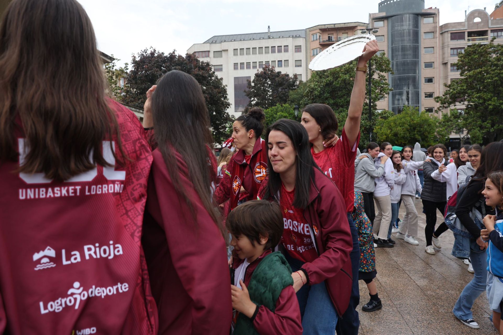 Cánticos, aplausos y abrazos en la celebración del Unibasket en El Espolón