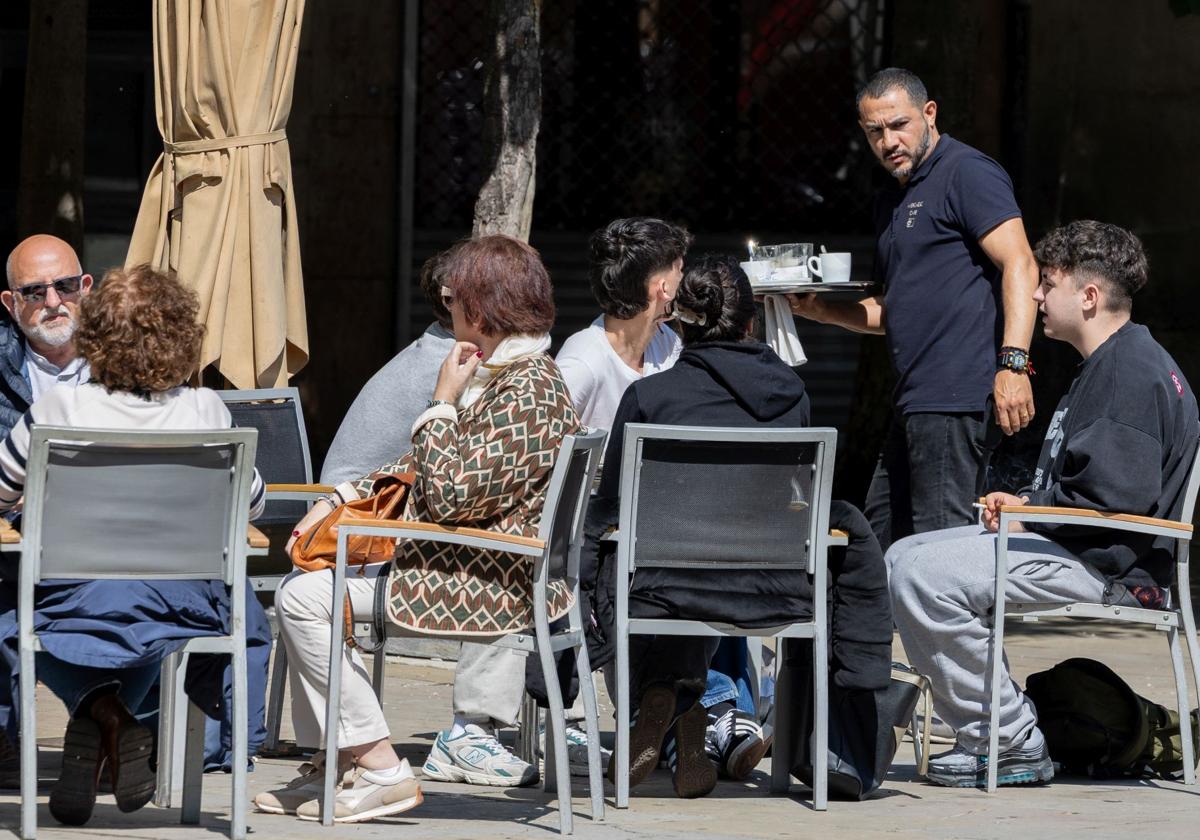 Camarero y camionero son las profesiones con más probabilidades de tener contrato fijo en La Rioja