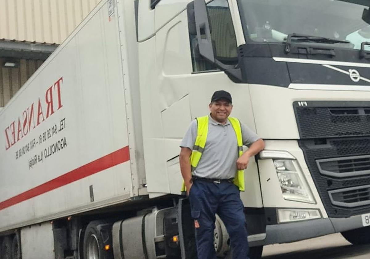 Luis Alberto Reyes posa con su camión durante un viaje nacional.