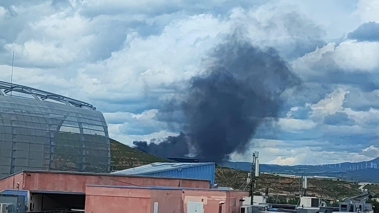 La nube de humo que puede verse sobre la fábrica de resinas este lunes.
