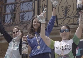 El podio femenino, con algunos de los obsequios.